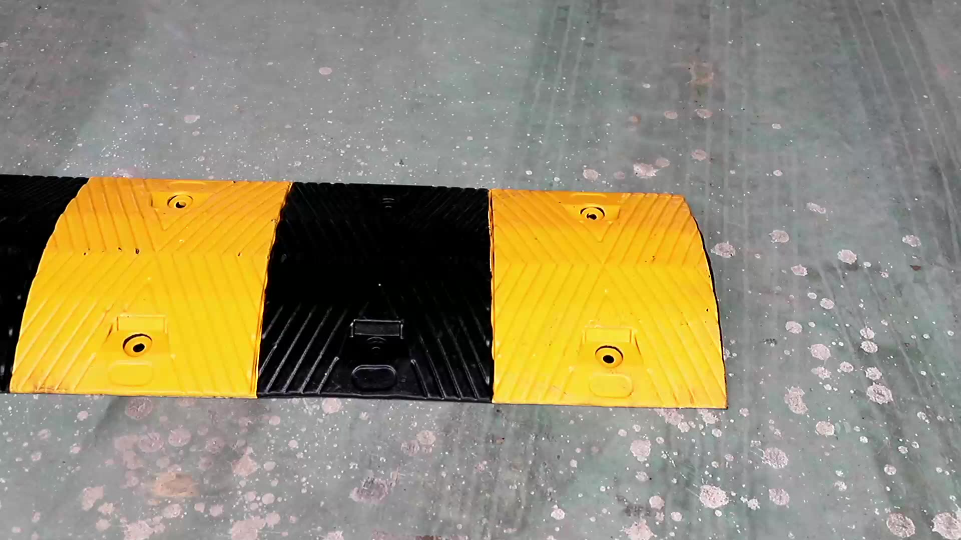 The popular heavy-duty rubber speed bump